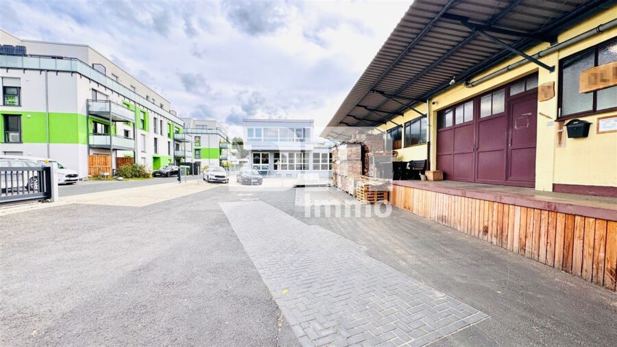 Lager / Produktionshalle mit Büro- und Sozialräumen, Außenflächen + Carport nahe Kassel - Großer Hofbereich / Vollumzäunt mit Toranlage